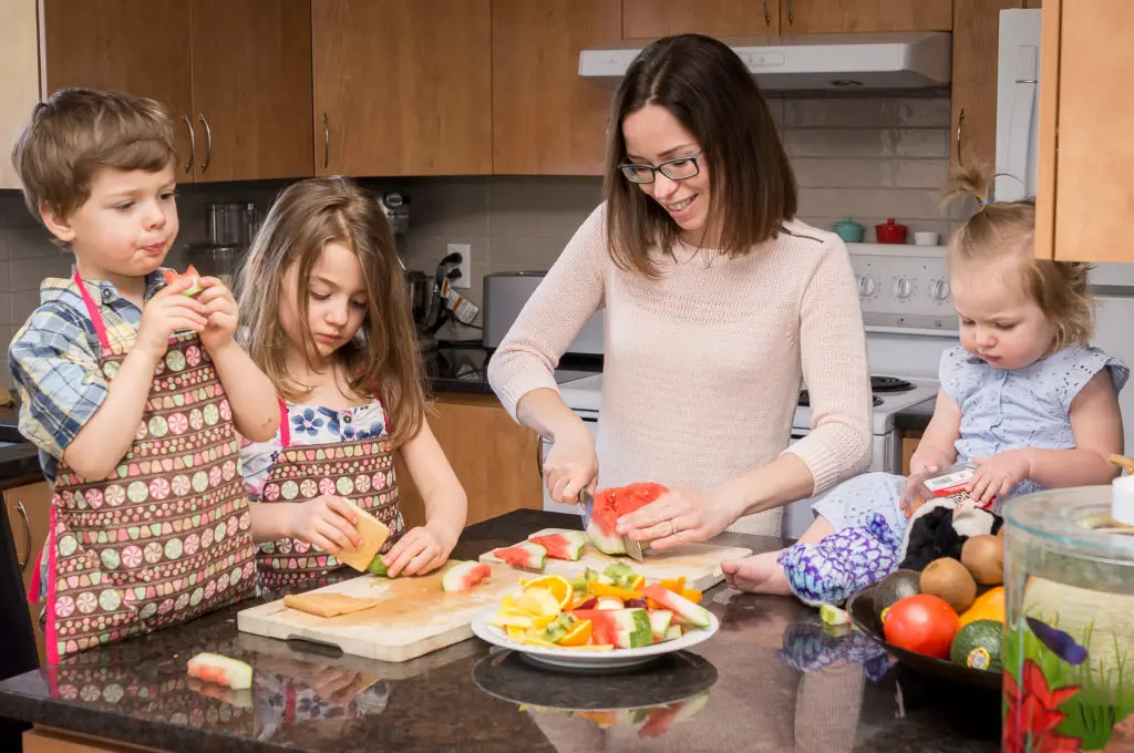 cuisiner avec les enfants encore plus bénéfique qu on le croit maman