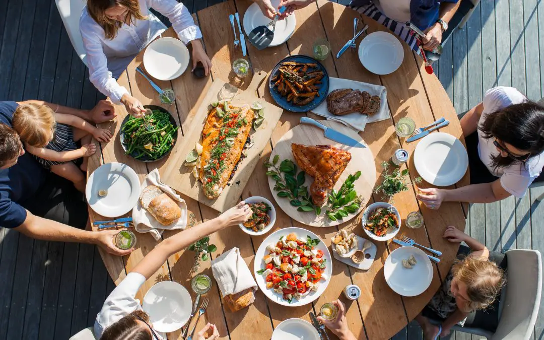 Le repas au centre de la table : repas en famille facilité